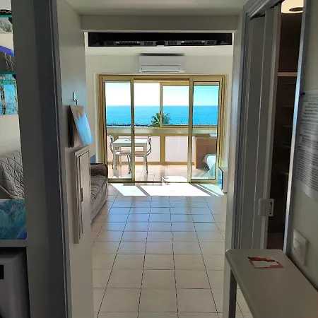 Grand Studio Bord De Mer- Acces Direct Aux Plages Saint-Laurent-du-Var Exterior photo